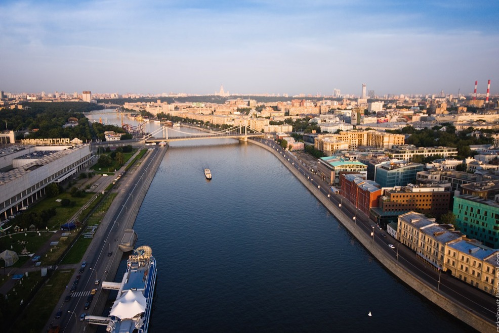 Мост на золотой остров в Москве. Реки Москвы. Золотой остров Москва. Москва на берегу реки.