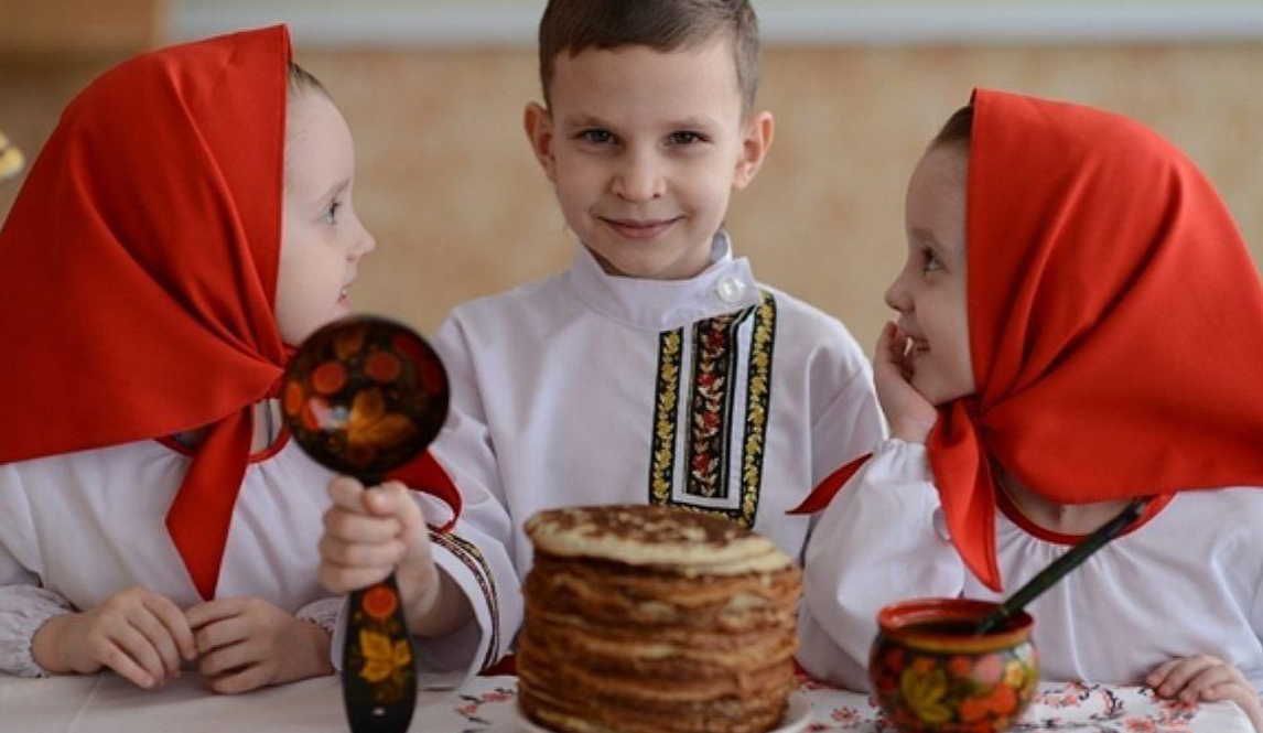 Поехали есть блины. Угощения на Масленицу. Фотосессия Масленица. Угощение блинами на Масленицу.