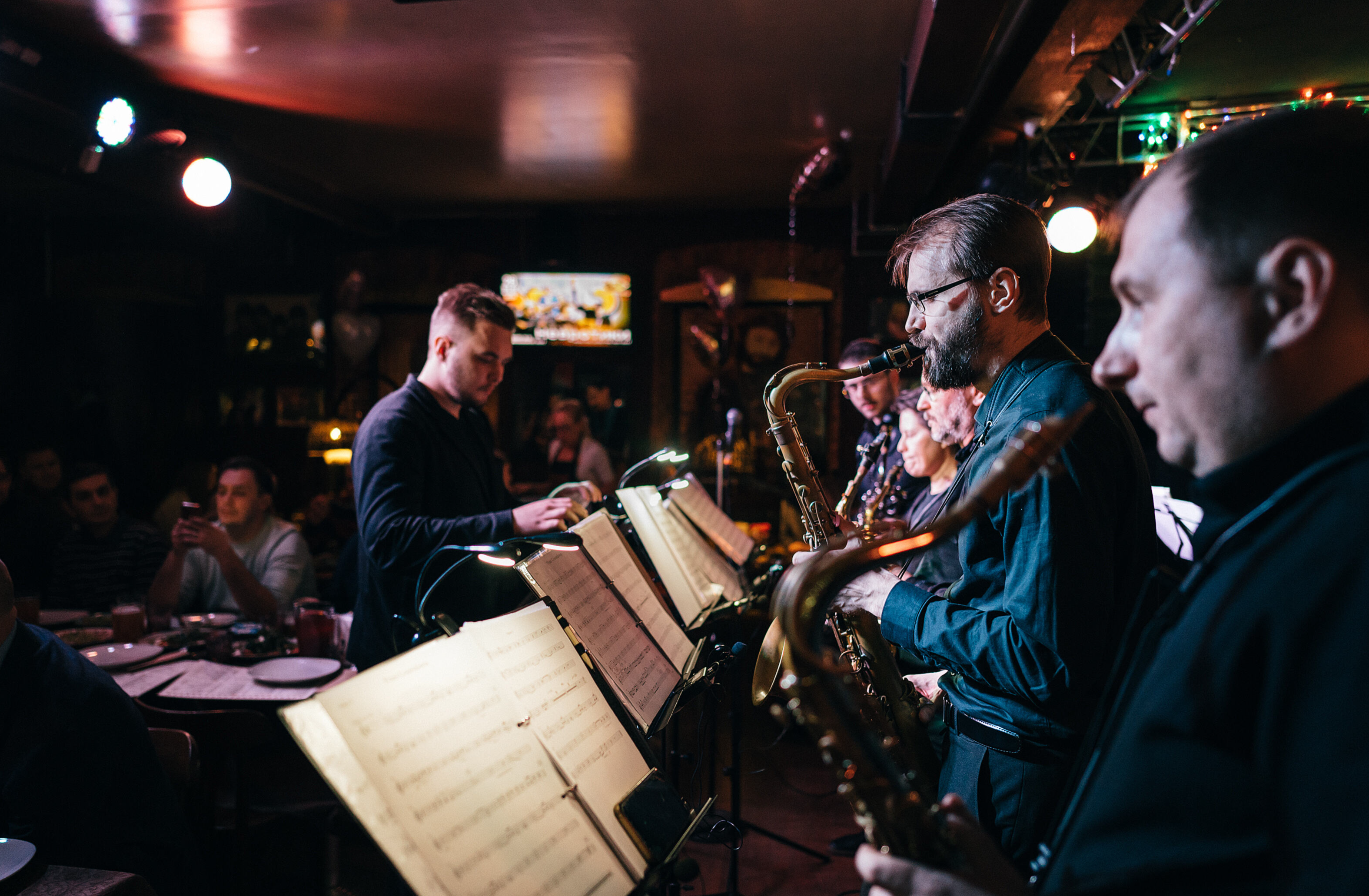 ритм блюз кафе концерт. блюзовый ритм. оркестр. оркестр. Nelly musica orchestra состав.