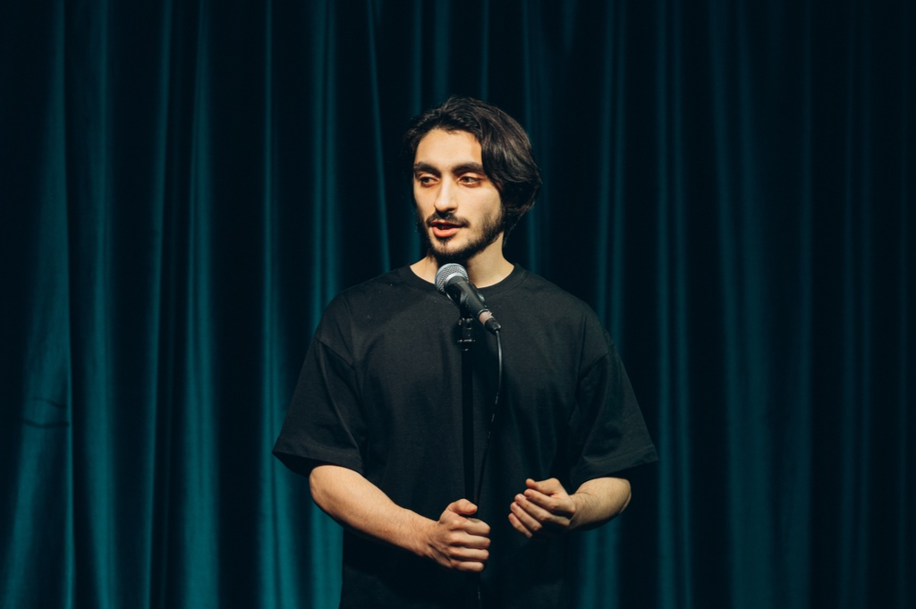 Опытные комики. Стендап клуб казань баумана. Стейдж стендап бар. Стендап рум новосибирск. Stand up club арбат новый арбат.