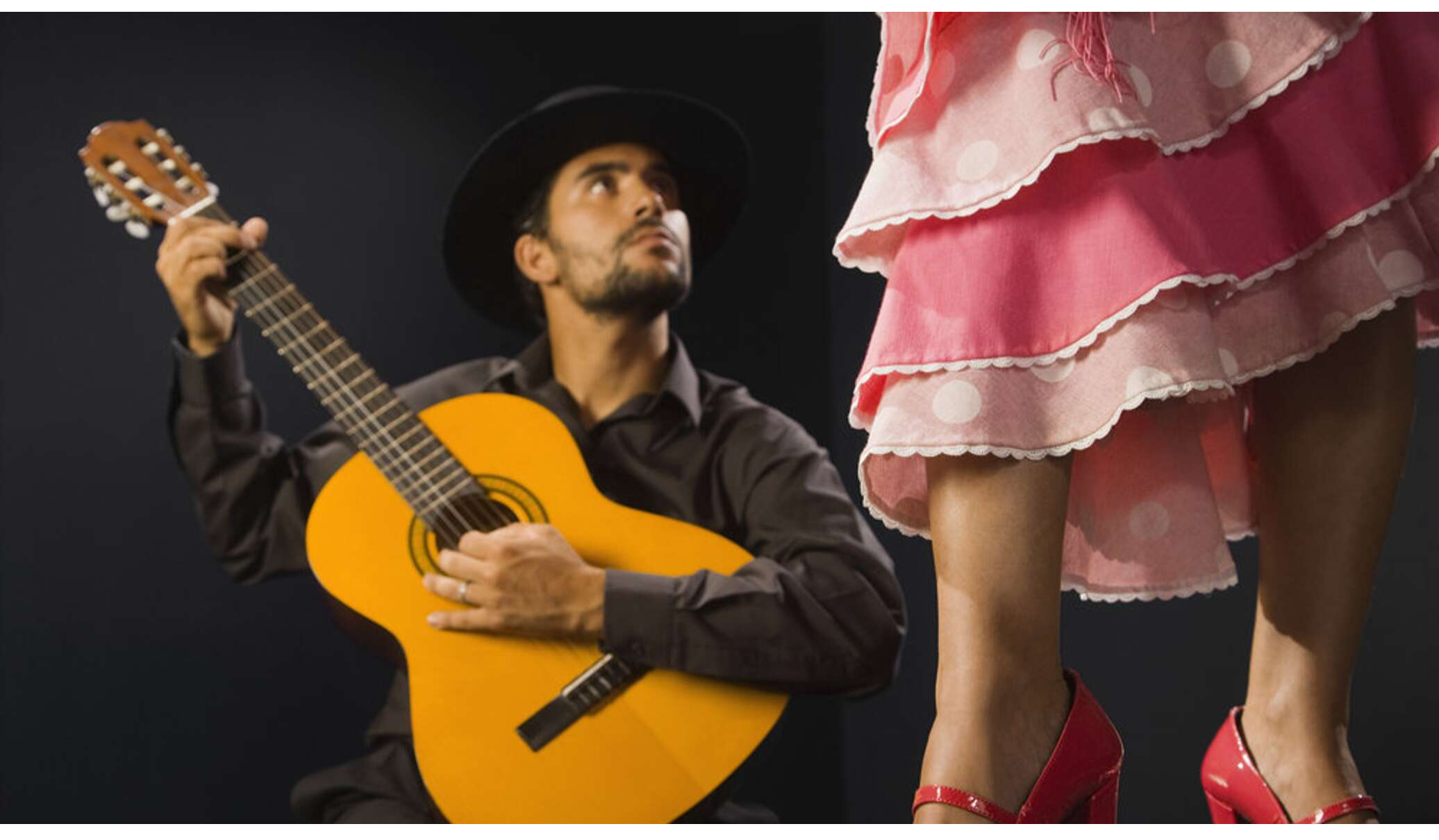 Играть на гитаре на испанском. Фламенко Испания гитарист. Испанец фламенко гитара. Фламенко танец. Фламенко гитара Испания.