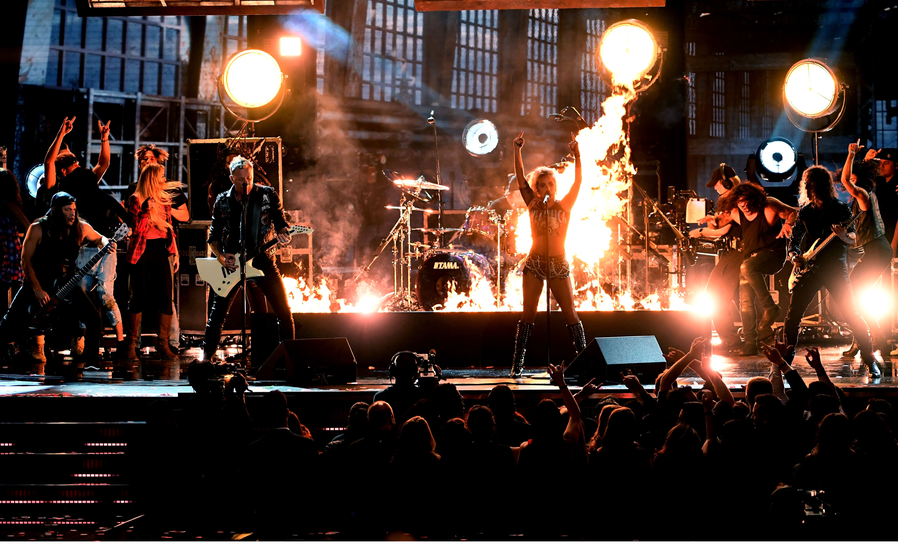 Рок музыка симфонический оркестр. Metallica onstage. Концерт Грэмми. Грэмми зал концерт. Оркестр на сцене Грэмми.