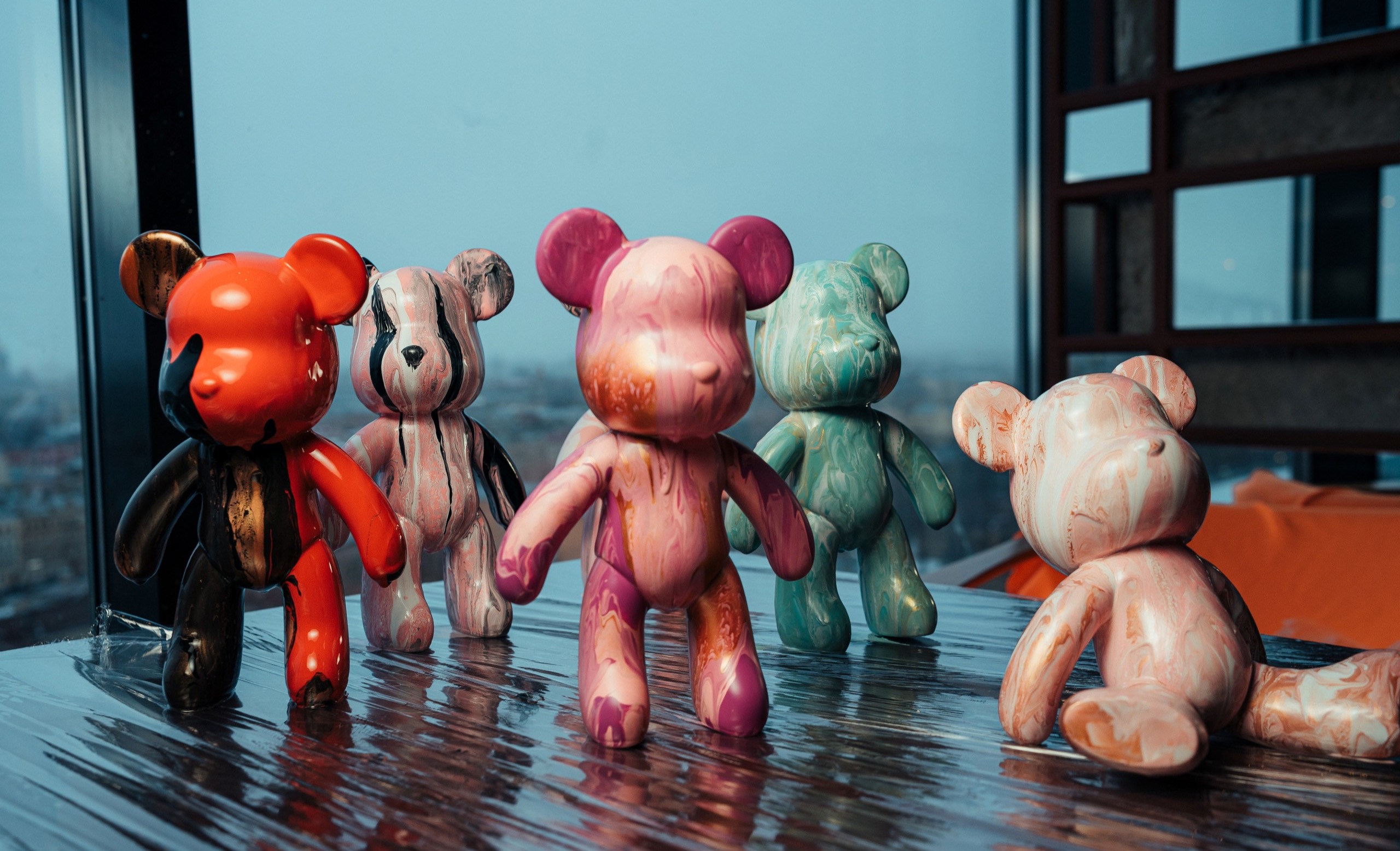 Роспись мишки Bearbricks в технике флюид-арт с видом на Неву