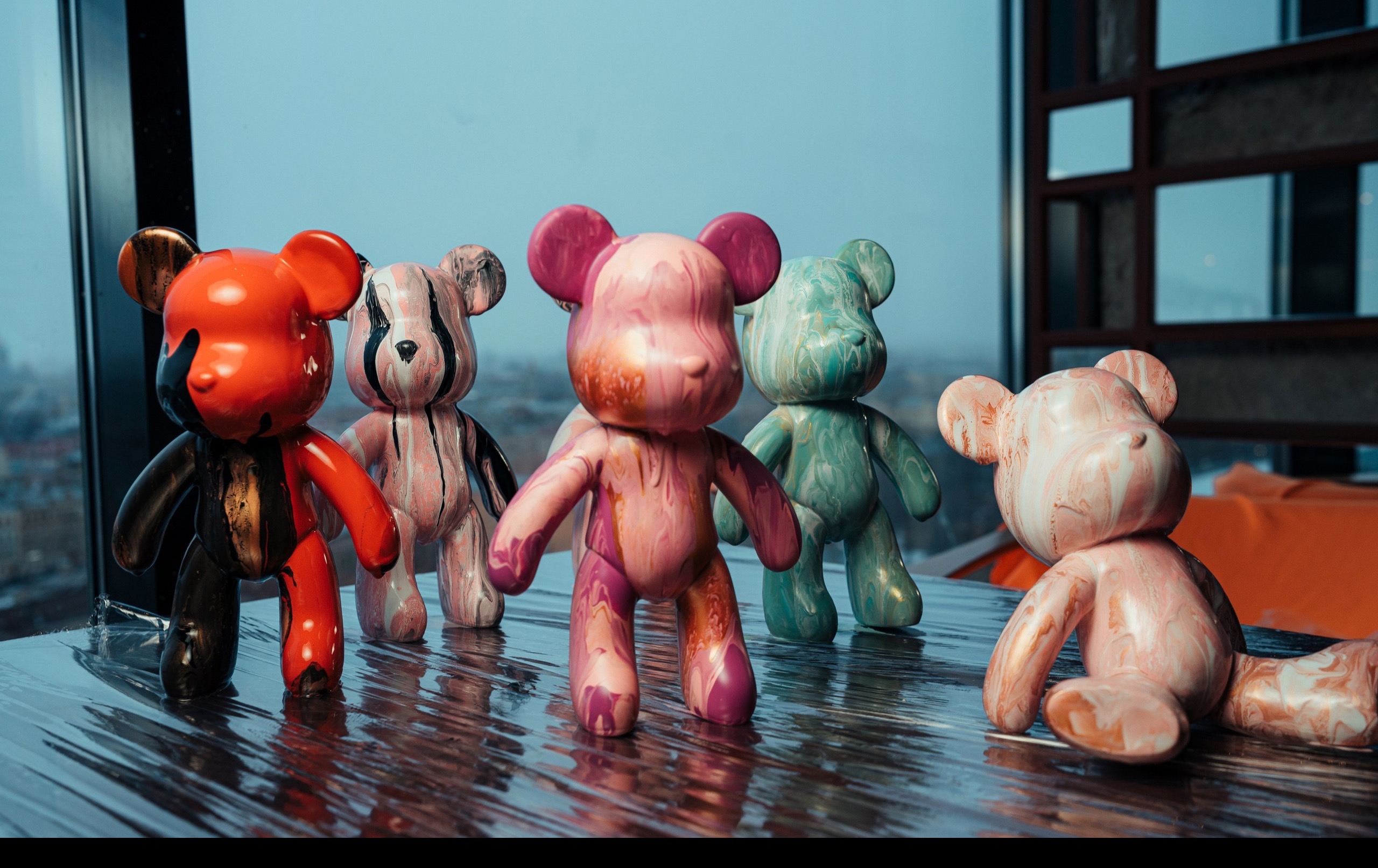 Роспись мишки Bearbricks в технике флюид-арт с видом на Исакий