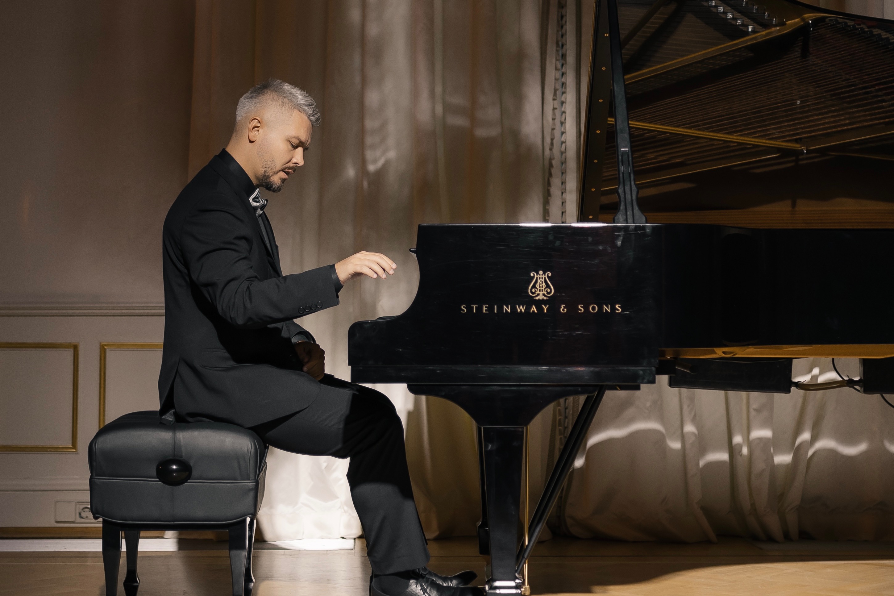 «Музыка при свечах». Ночной сольный концерт Дмитрия Мячина