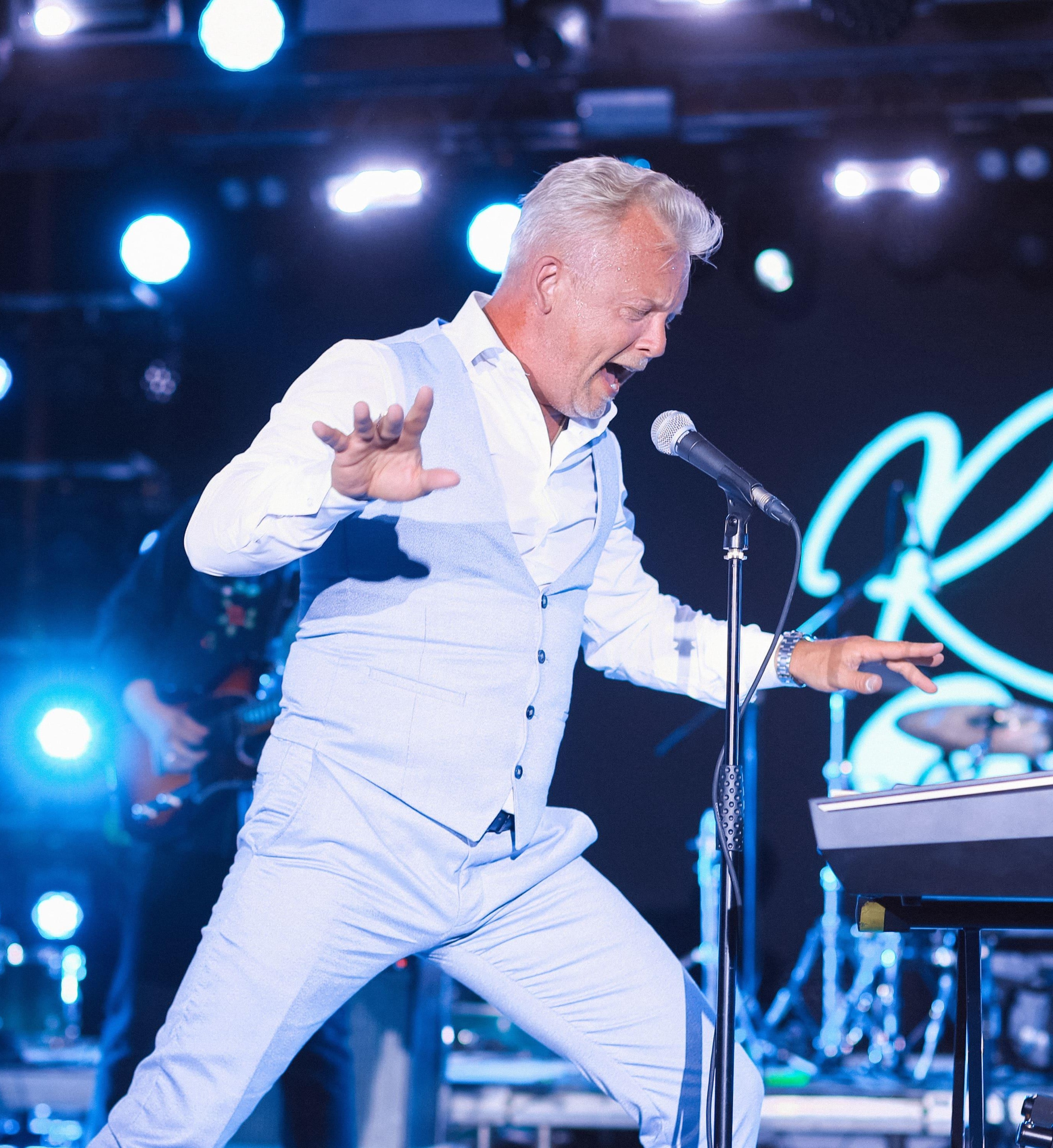 Рок-н-ролл шоу Дениса Мажукова