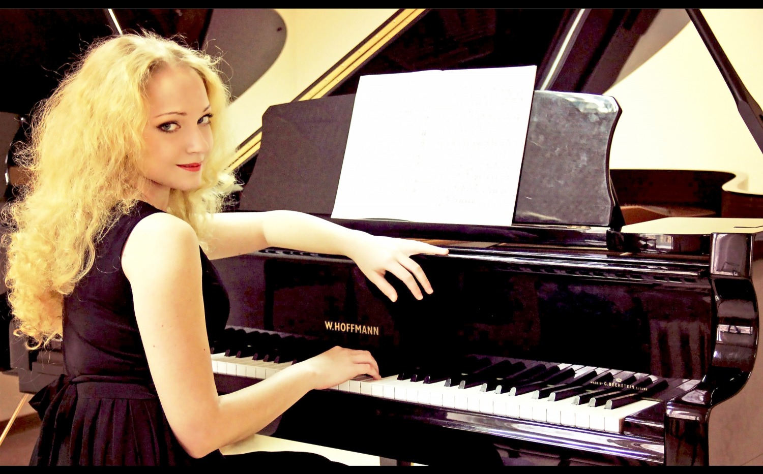 Салоны с историей — Нувеллистъ №8 — концерт и экскурсия — ДОКЪ: царский и советский паспорт, документы 19 века — вечеринка с фуршетом в музее на Невском