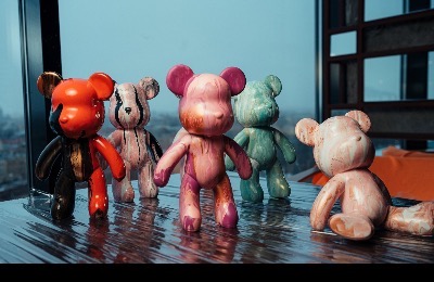 Роспись мишки Bearbricks в технике флюид-арт в ресторане Tillander