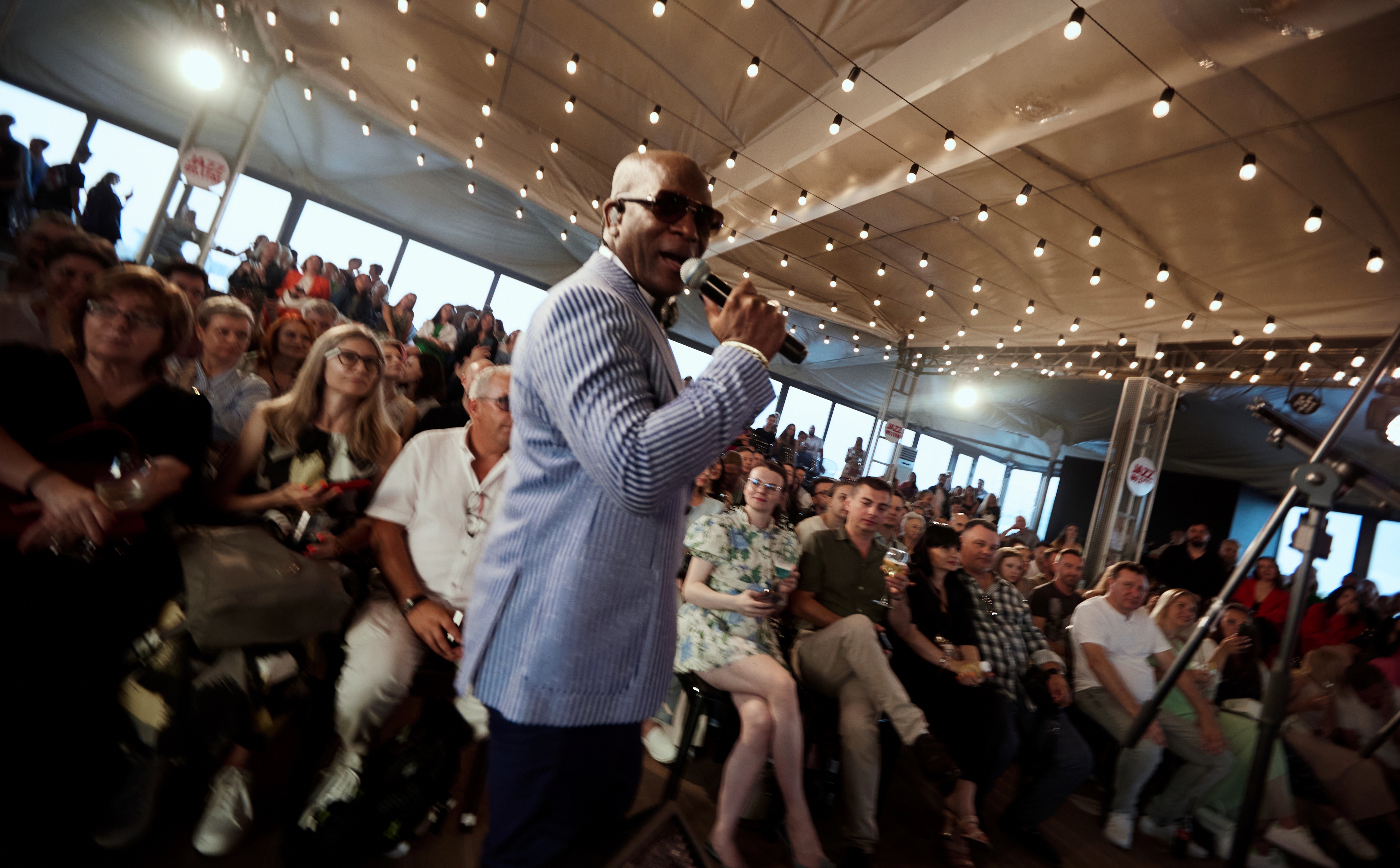 «JAZZ ICONS»: Праздничный концерт при свечах на остеклённой панорамной крыше с Emmans McVon (USA)