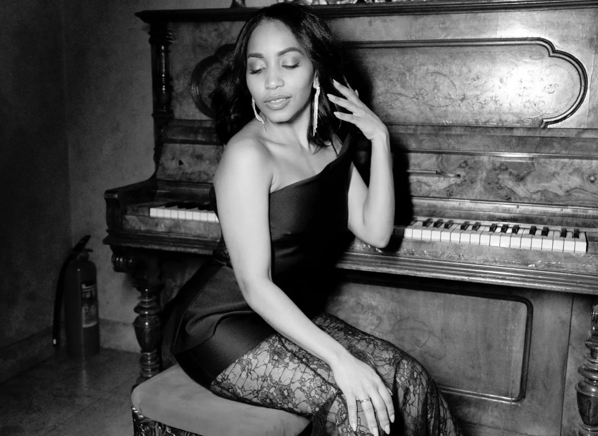 Джаз, соул и поп хиты на теплой Крыше / Концерт латиноамериканской вокалистки Raysa Martinez